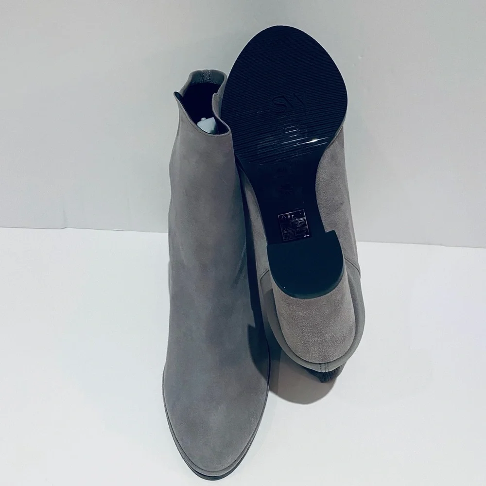STUART WEITZMAN SUEDE LEATHER BOOTS.